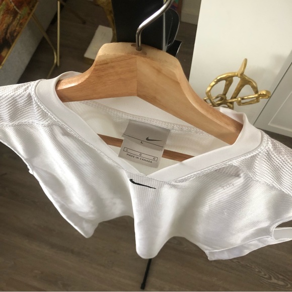 Nike sleeveless shirt - Picture 3 of 7